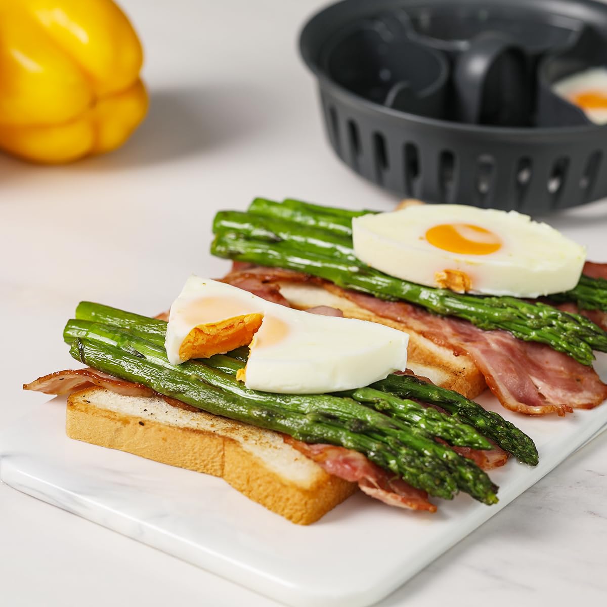 You can create your own special boiled eggs by adding various toppings such as vegetables, cheese and ham into the mold.